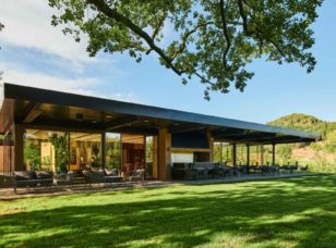 Hike and lunch at the Country Clubhouse