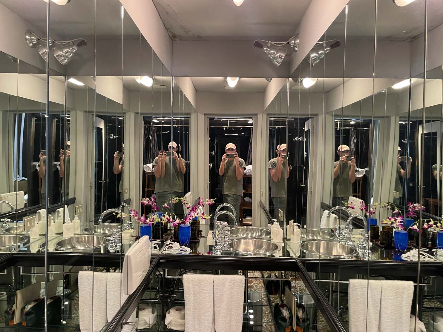 Casa Howard Firenze Residenza d’Epoca My very own hall of mirrors, but also a charming loo 