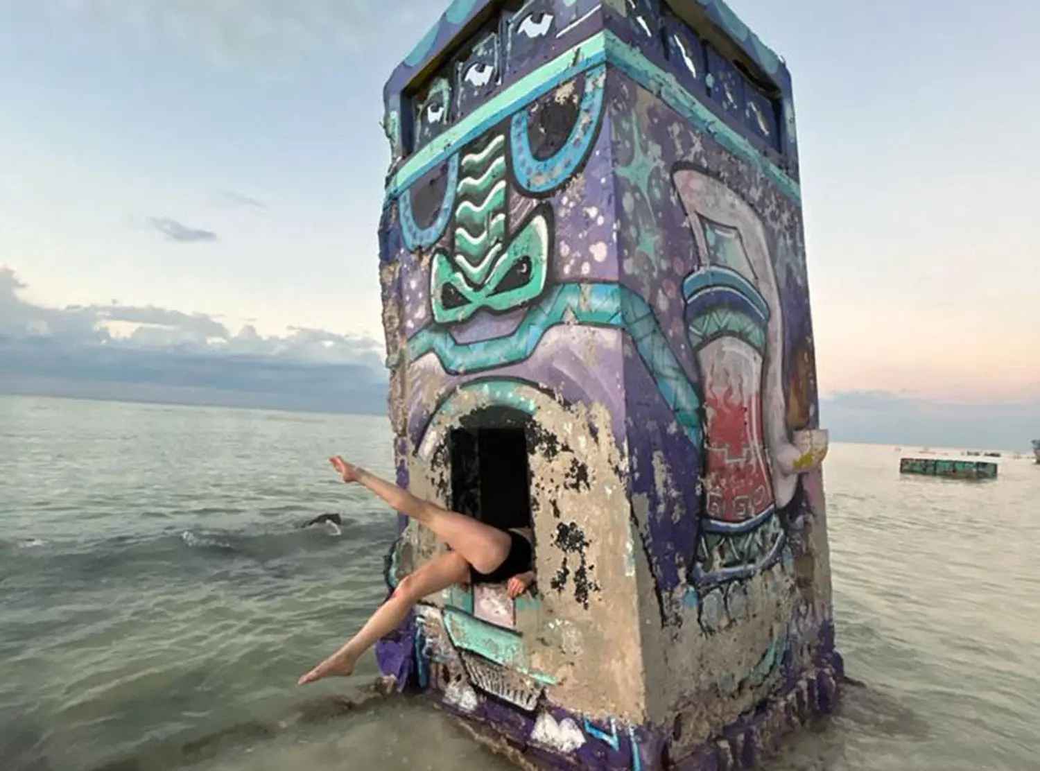 Nômade Holbox The beach is dotted with what I consider to be miniature works of art — derelict toilets that have been beautifully graffitied