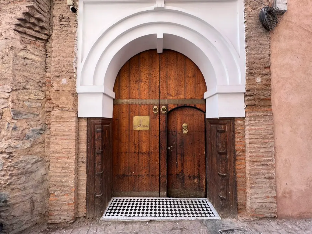 El Fenn You can enter (or exit) El Fenn through their gift shop; or through the deceptively discrete entrance off a side street at the edge of the city’s ancient medina