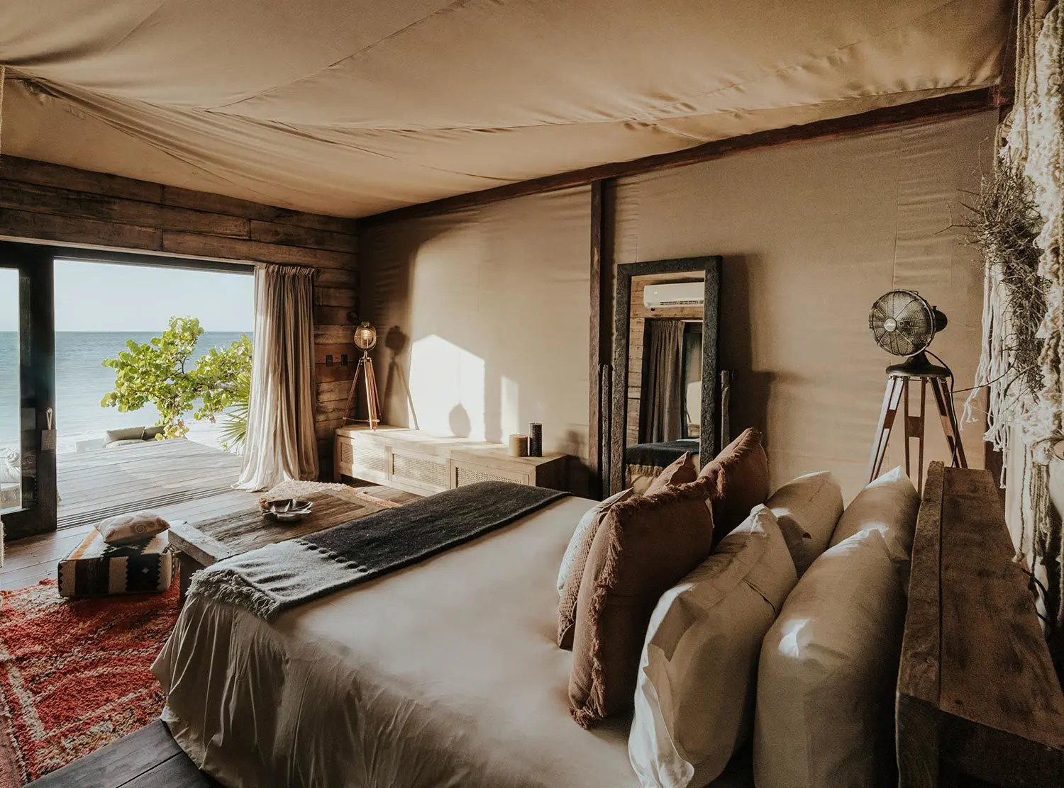 Nômade Holbox The beautiful bedroom filled with sunlight and natural materials