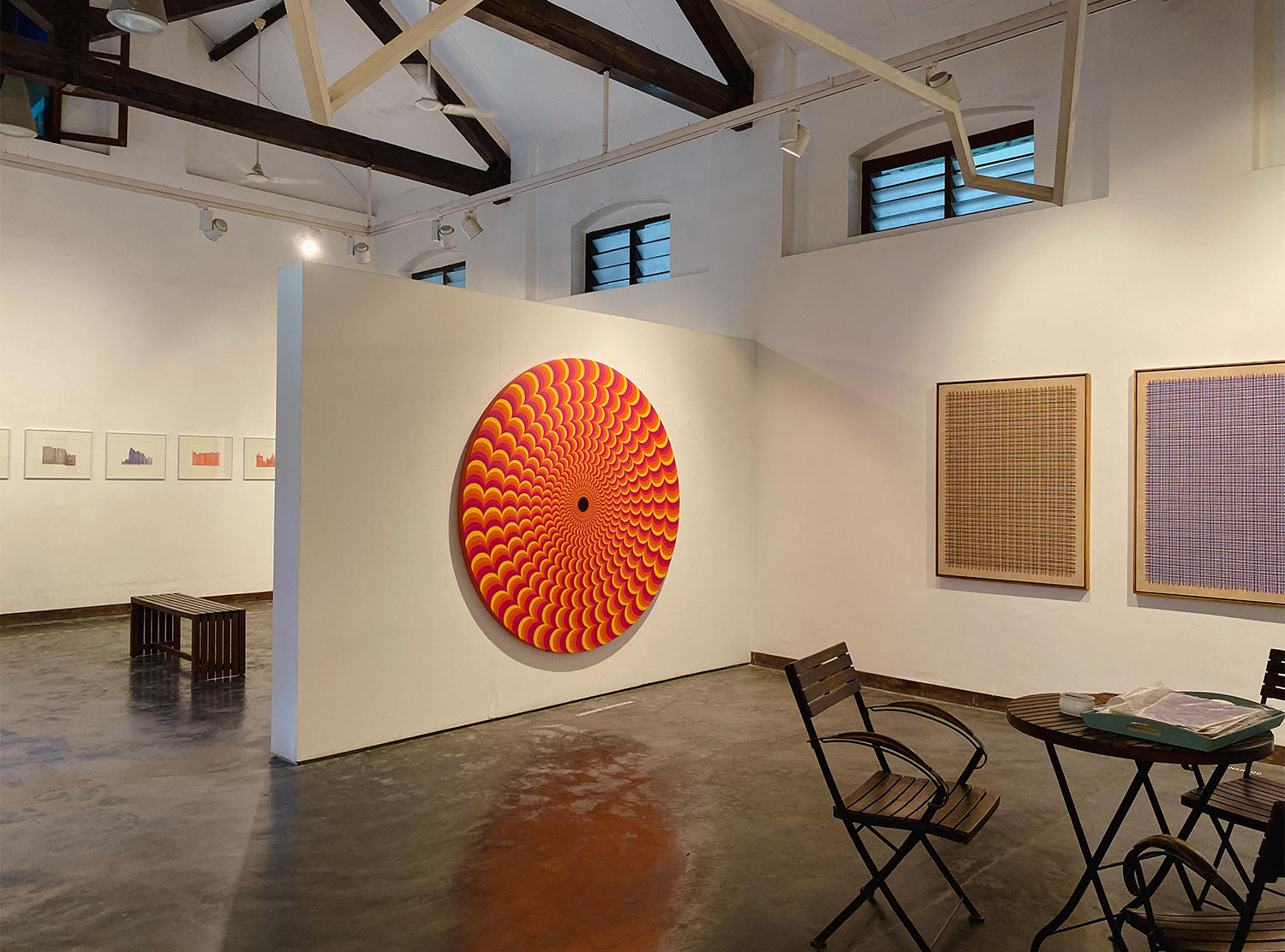 Gallery OED featuring artworks exploring the interaction of primary colors
