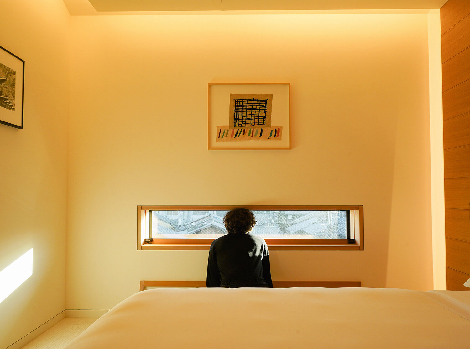 The Shinmonzen All the natural materials are complemented with sunlight, from dawn to dusk. The room breathes life