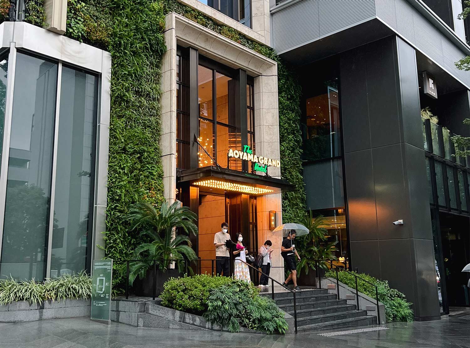 The Aoyama Grand Hotel Loved the green wall flanking the main entrance — there's also a side entrance without steps for those with heavy bags since there isn’t a doorman