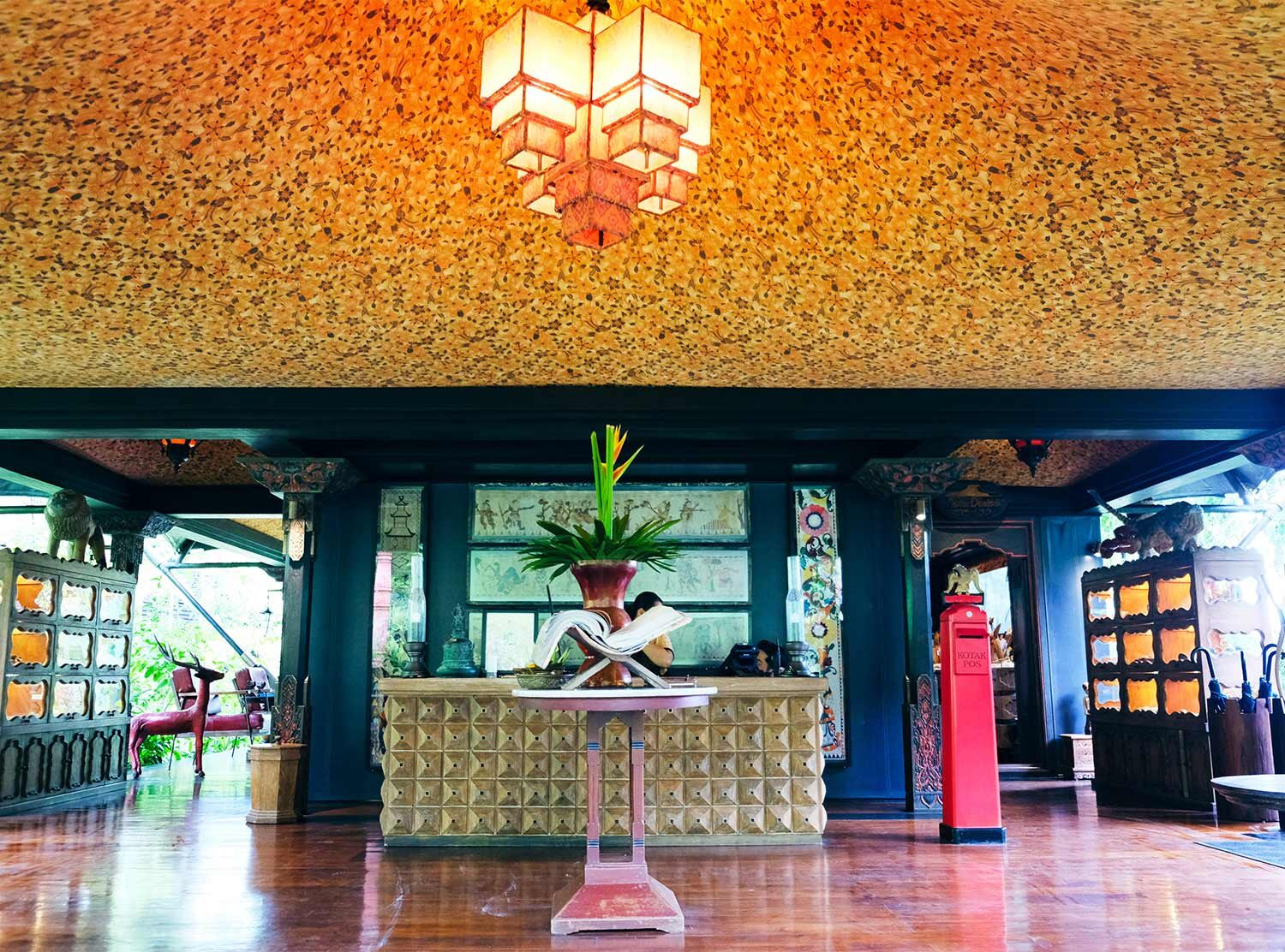 Capella Ubud The lobby is the first showstopper upon arrival. The staff is warm and thorough, and the colorful fabric creates the optical illusion of an endless ceiling, a feast!
