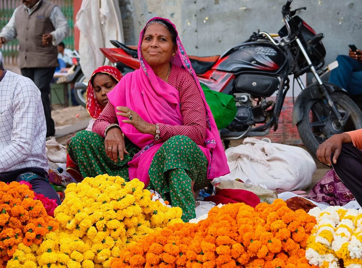 The Johri A beautiful lady at the flower market made me buy kgs of flowers and had me sitting in my hotel room wondering what to do with them. Okay, I did throw a few on my bed and played some old Bollywood tunes not gonna lie!