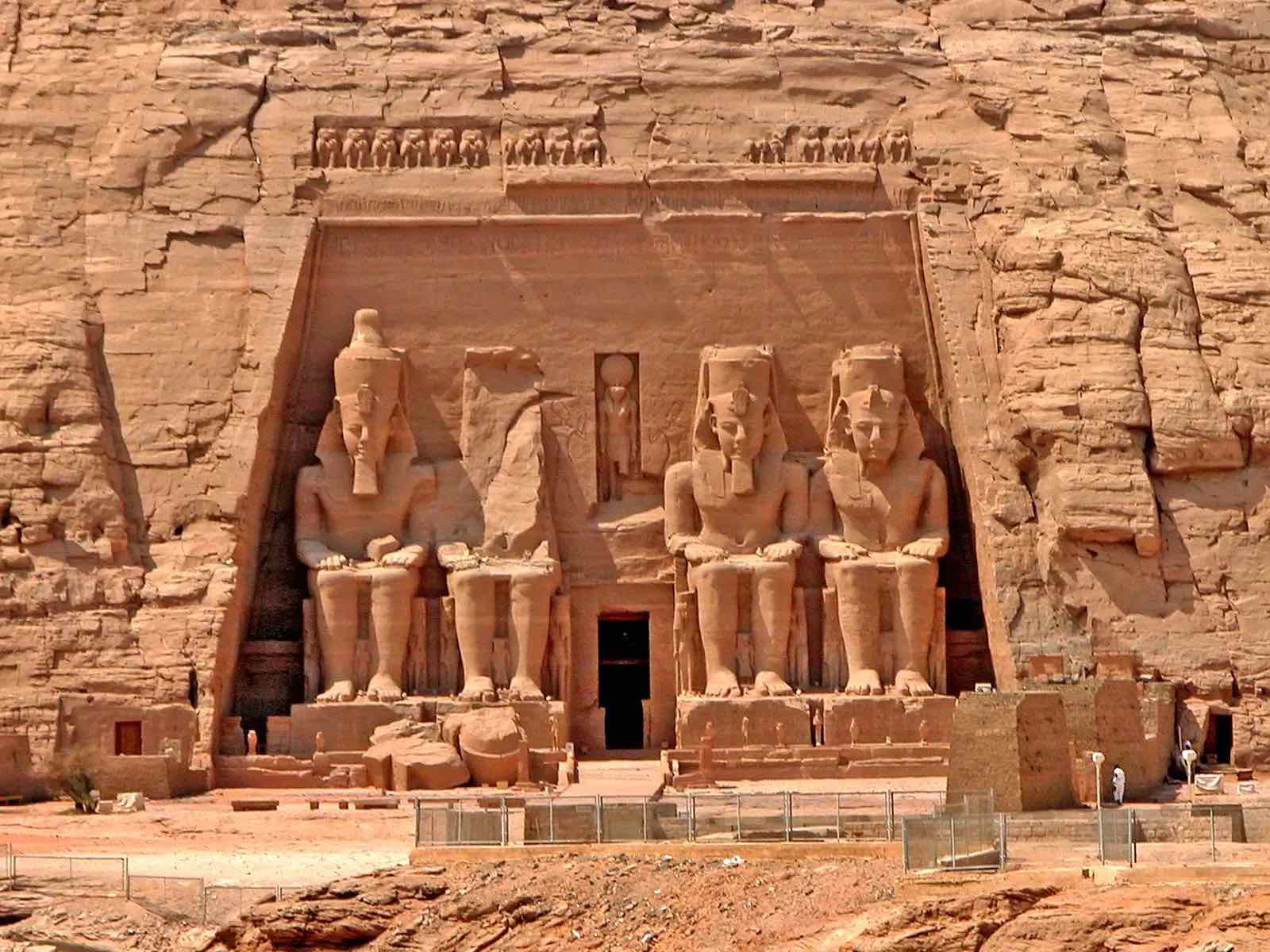 Visit the temples of Abu Simbel