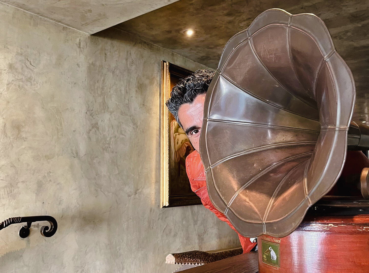 Petit Ermitage Peek-a-boo! Diego hiding behind the gramophone in the lobby