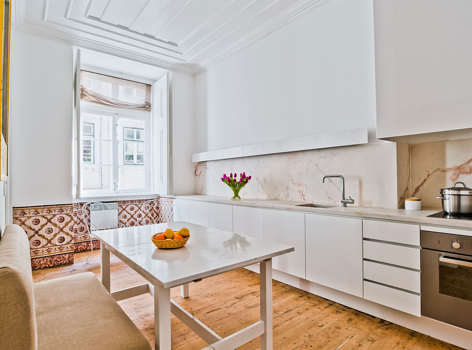 Baixa House I love a white and bright kitchen