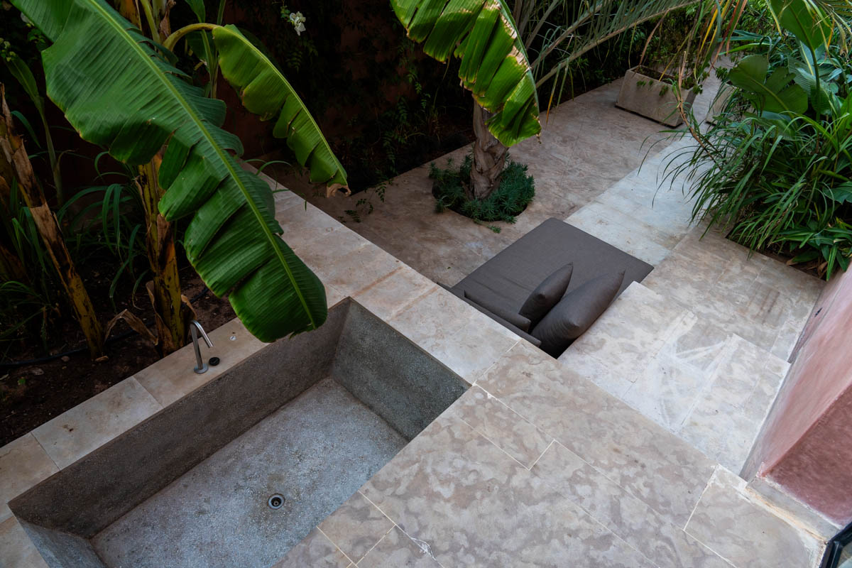 Maison Brummell Perhaps these beautiful outdoor bathtub and loungers will make you reluctant to leave the property