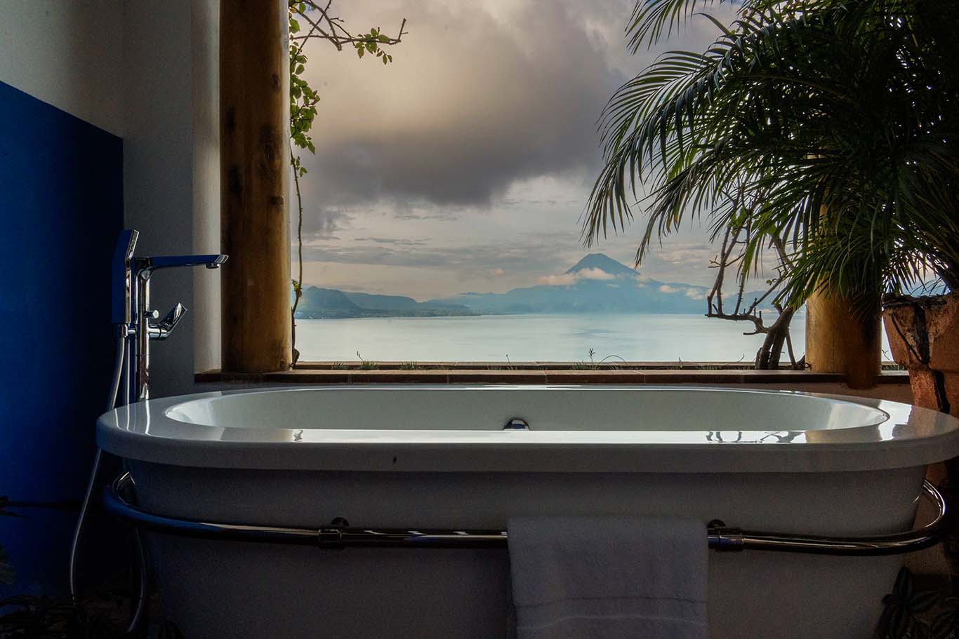 Casa Palopó Imagine a bubble bath here!