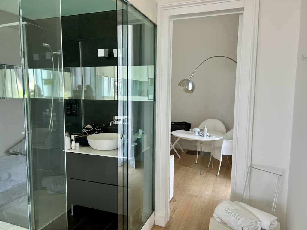 Zash Country Boutique Hotel & Spa An intimate all-glass bathroom for the bold, not bashful 