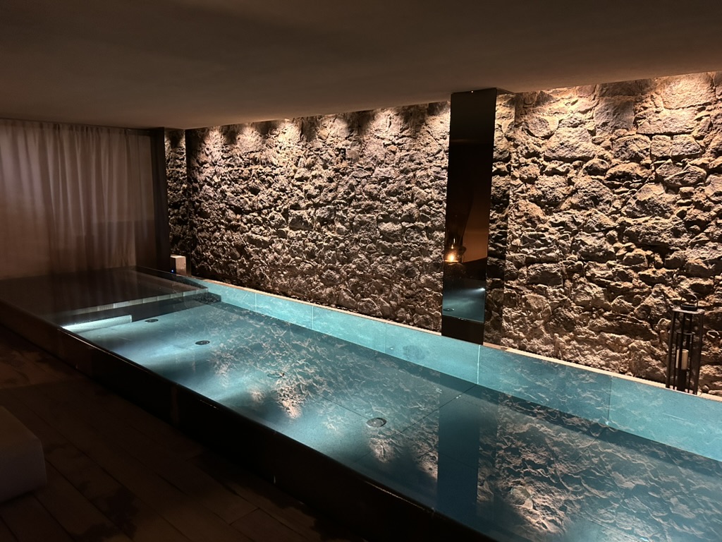 Zash Country Boutique Hotel & Spa Unwinding even further in the spa’s hydrotherapy pool 