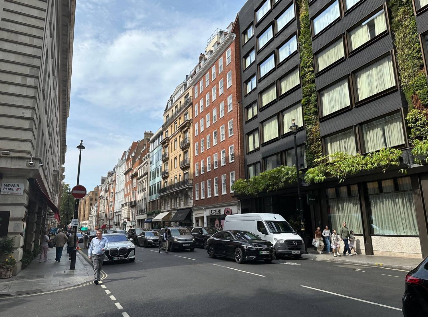 1 Hotel Mayfair Berkeley Street is busy 24/7, but the green façade announces: you’re about to enter an oasis of quiet and calm 