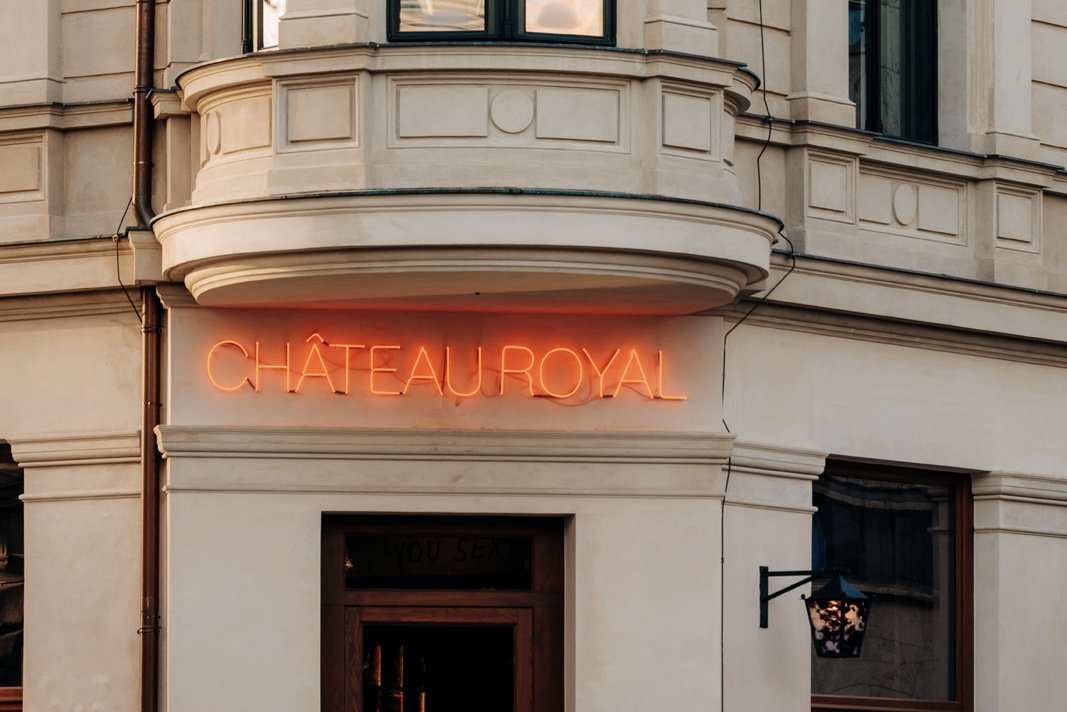 Château Royal Château Royal Berlin is housed in two historic buildings from 1850 and 1910, seamlessly merged with a new structure that includes a striking rooftop crowned by Cyprien Gaillard’s bronze weathervane. 
