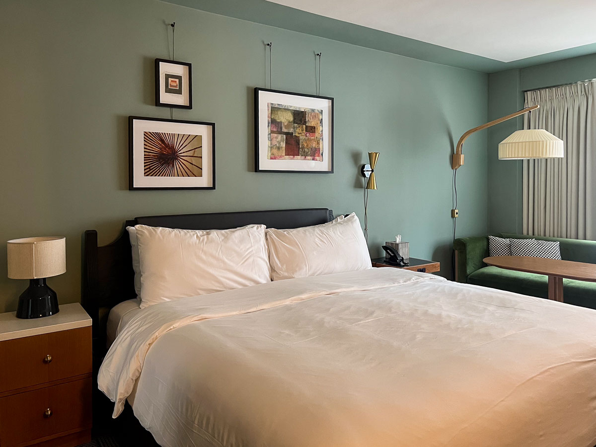 Romer Hell’s Kitchen My crazily comfortable, cloud-like bed for the night. 