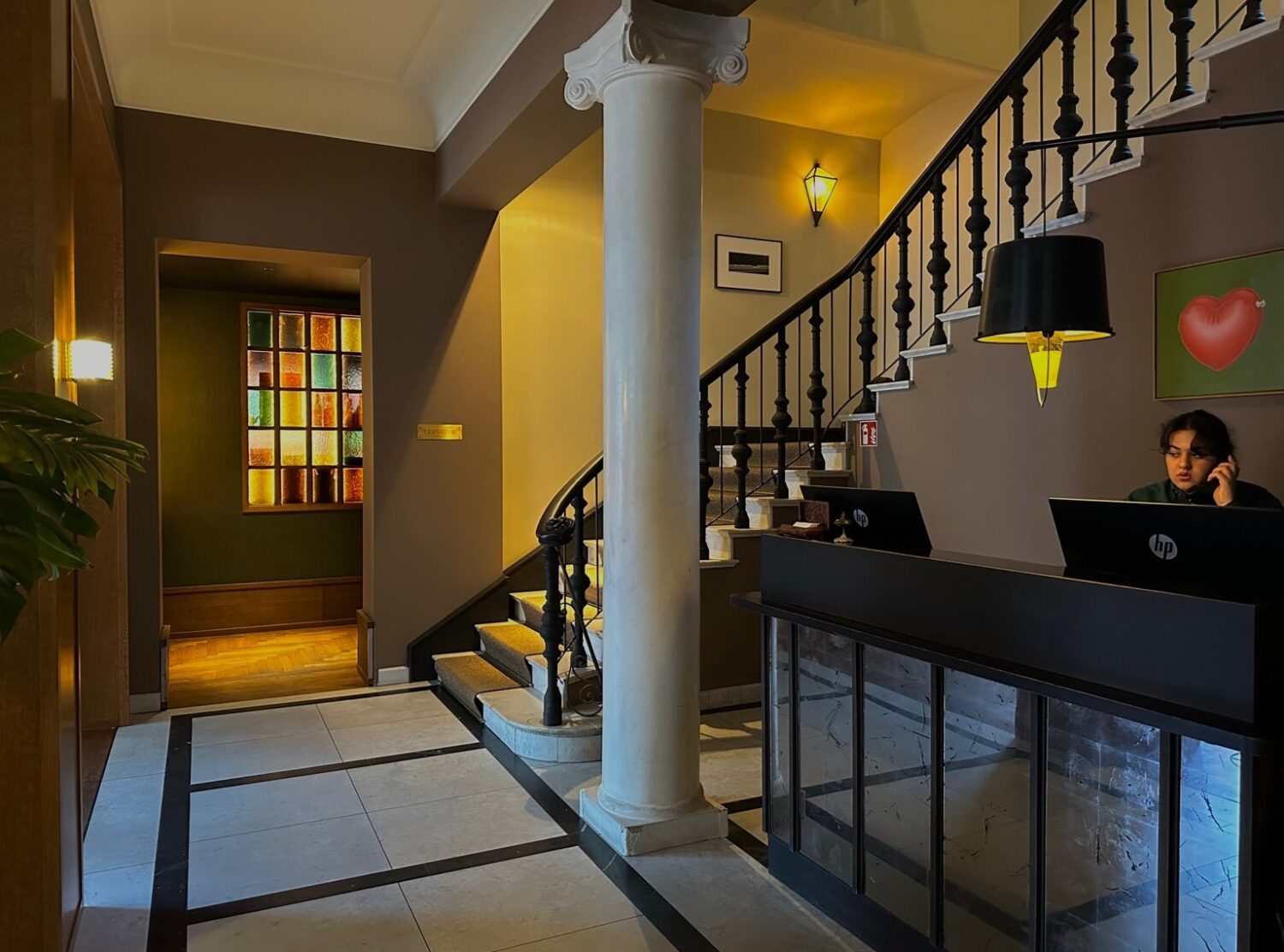 Château Royal The design preserves Wilhelminian and 1920s details — colorful glazed bricks, stained glass, and vintage furnishings — while layering in modern extensions that connect Berlin’s past to its contemporary cultural spirit.