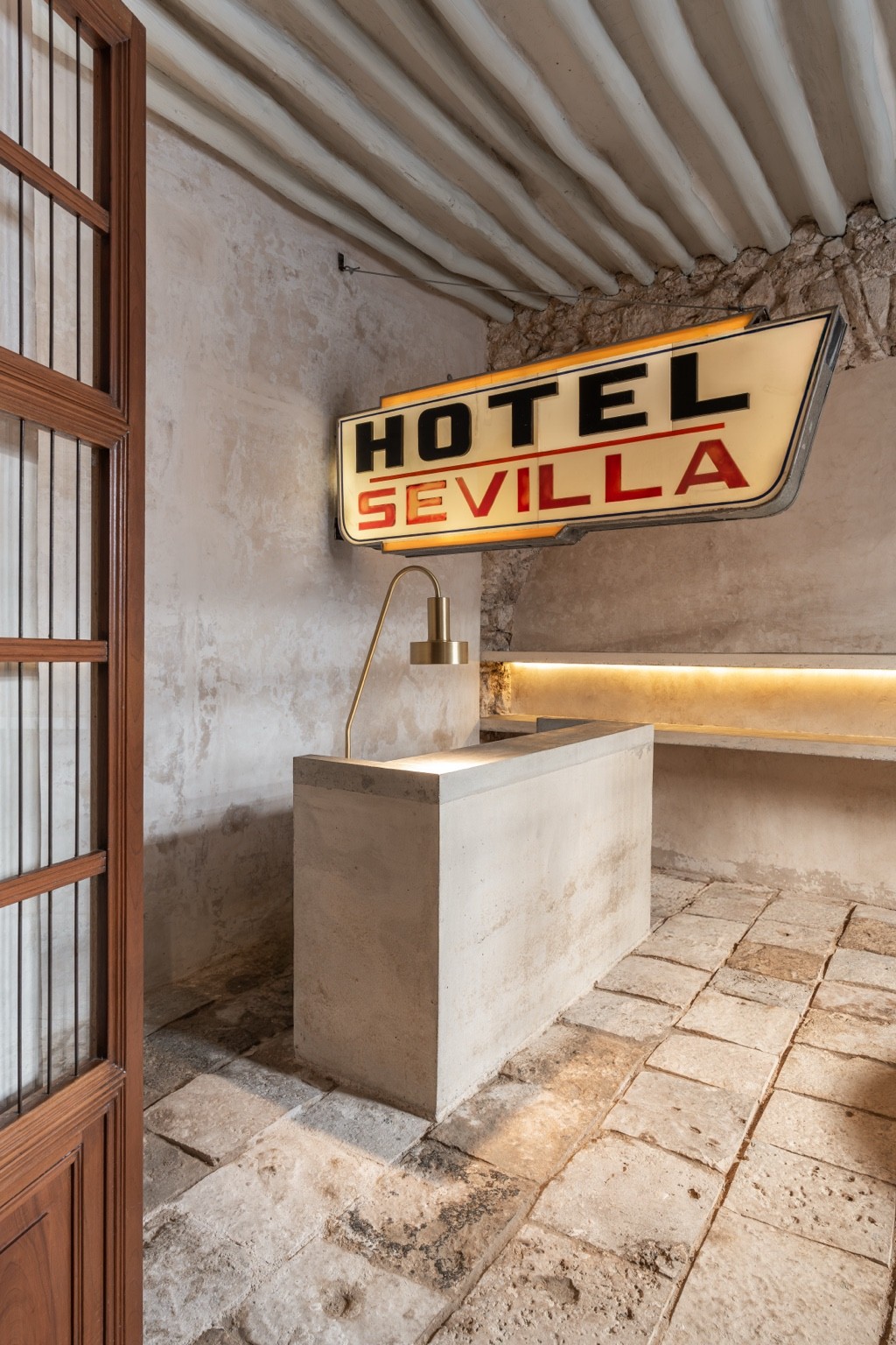 Contemporary visual identity in a balanced dialogue with the building’s past.