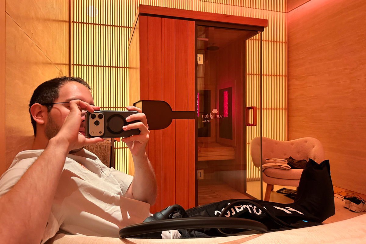 The Emory Compression therapy before a light therapy in the infrared sauna at Surrenne