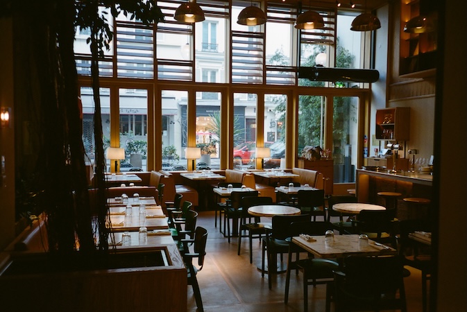 La Fondation Paris Roman & Williams perfectly executed a timeless interior in the hotel’s ground-floor Brasserie 