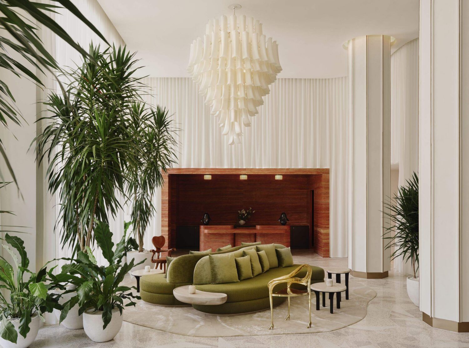 Delano Miami Beach The Leda Chair, by Salvador Dalí, and the Calvet Chair, by Antoni Gaudí, share the space with Murano glass chandeliers from the Narciso series: pieces that already belonged to the Delano's history, now reset within a broader artistic program.