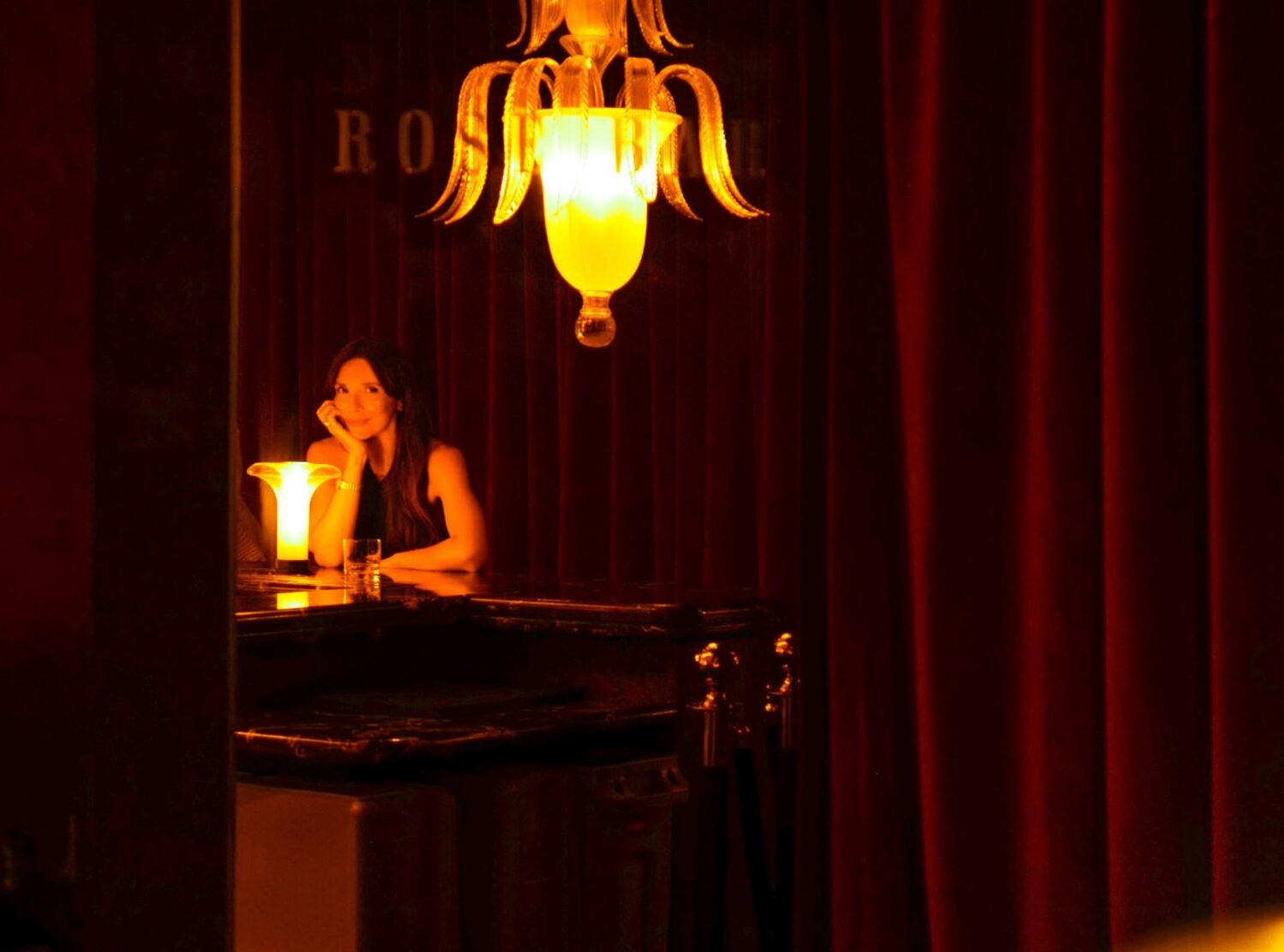 Delano Miami Beach At the Rose Bar, backlit red panels and Rosso Lepanto marble, a deep reddish Italian stone, recall the Art Deco bars of the 1930s, when colored glass and polished stone were shorthand for urban sophistication. The same use of materials that defined the Delano when the hotel was born, in 1947.