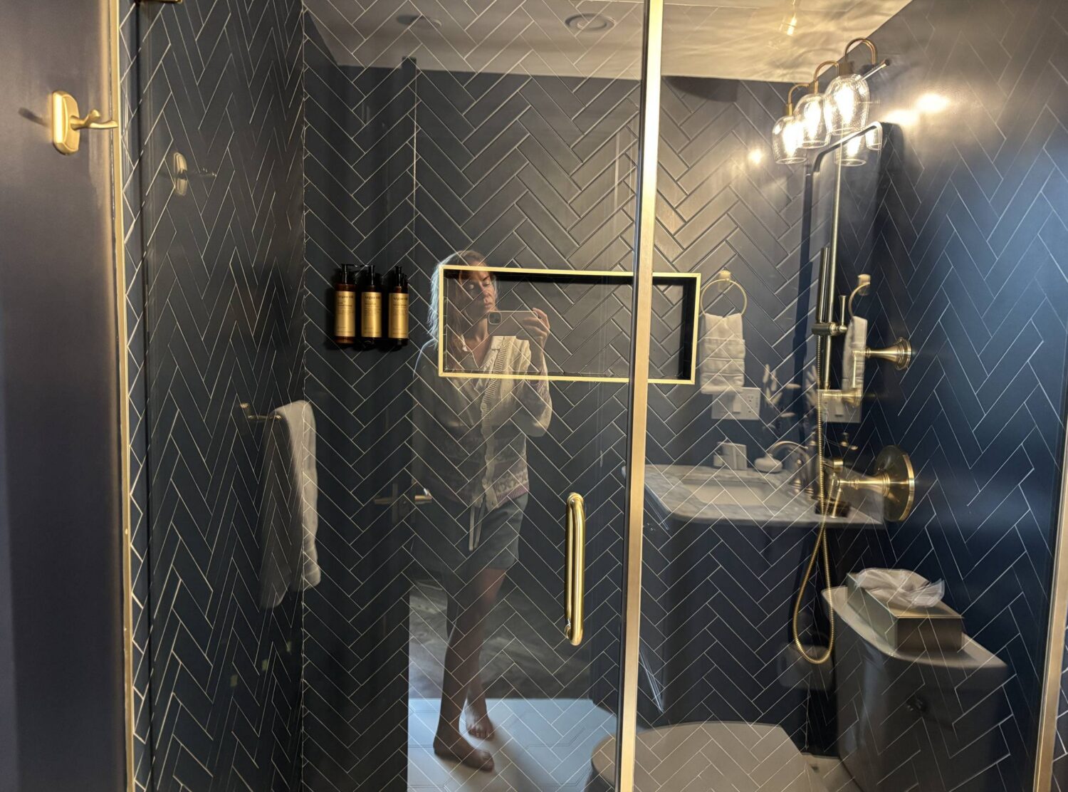 The Highliner Hotel Walk-in shower elegance 