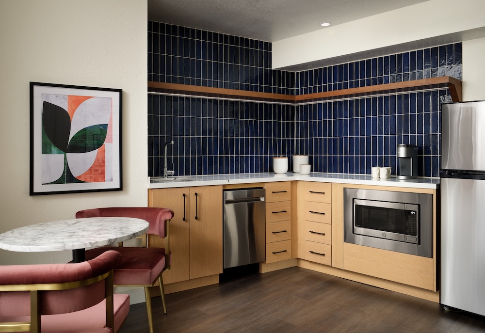 TH_LAXRB_RI_BEVERLY_HILLS_room_726_2_bedroom_suite_kitchen