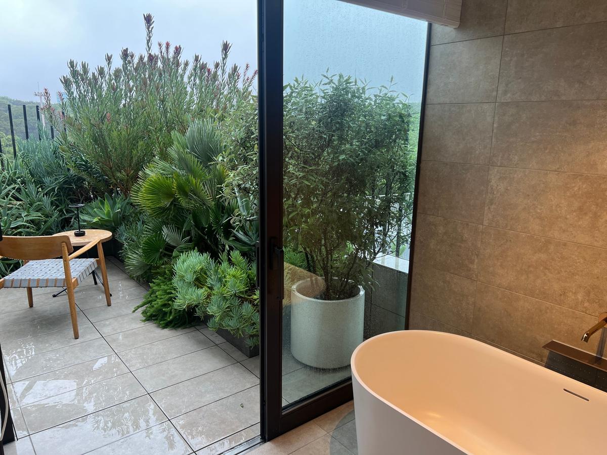 TRUNK (HOTEL) YOYOGI PARK Worth another look: the tub opens onto one of the suite’s two (!) lush private terraces