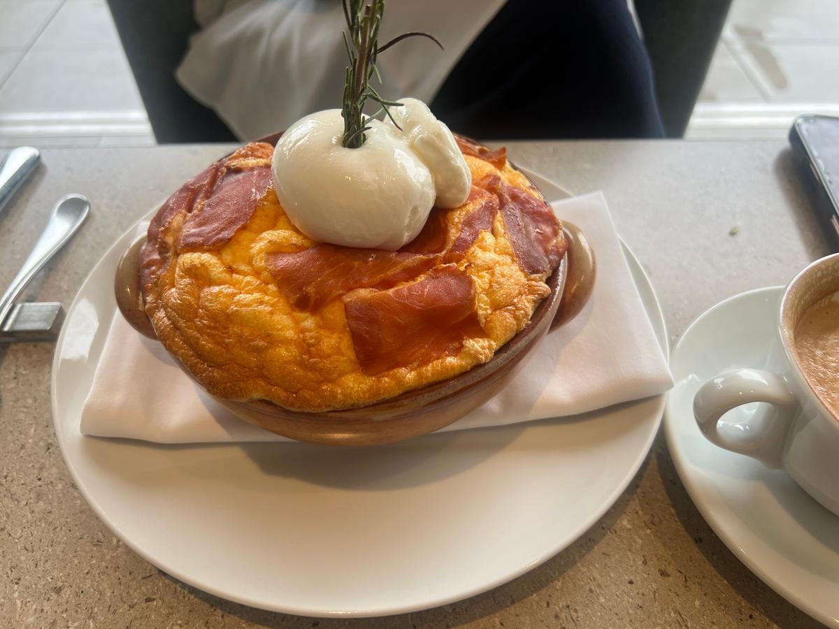 TRUNK (HOTEL) YOYOGI PARK Absolutely oishii breakfast. Burrata and prosciutto soufflé omelet!