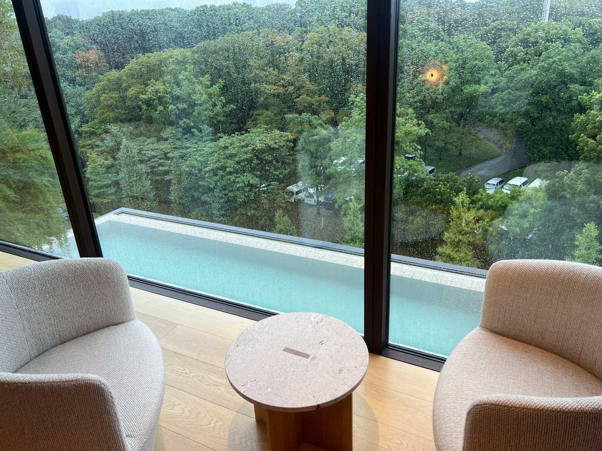 TRUNK (HOTEL) YOYOGI PARK The suite sits directly above the rooftop infinity pool, with the park hypnotizing in the distance